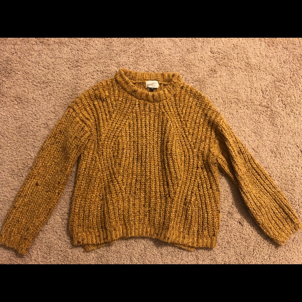 Universal thread sweater size medium